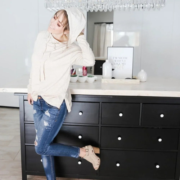 Max Studio Lightweight Hoodie - Picture 6 of 12